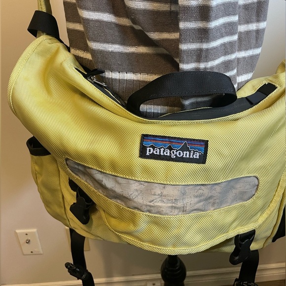 PATAGONIA- Half Mass Messenger Sling Bag Laptop Crossbody- vintage - Picture 3 of 8